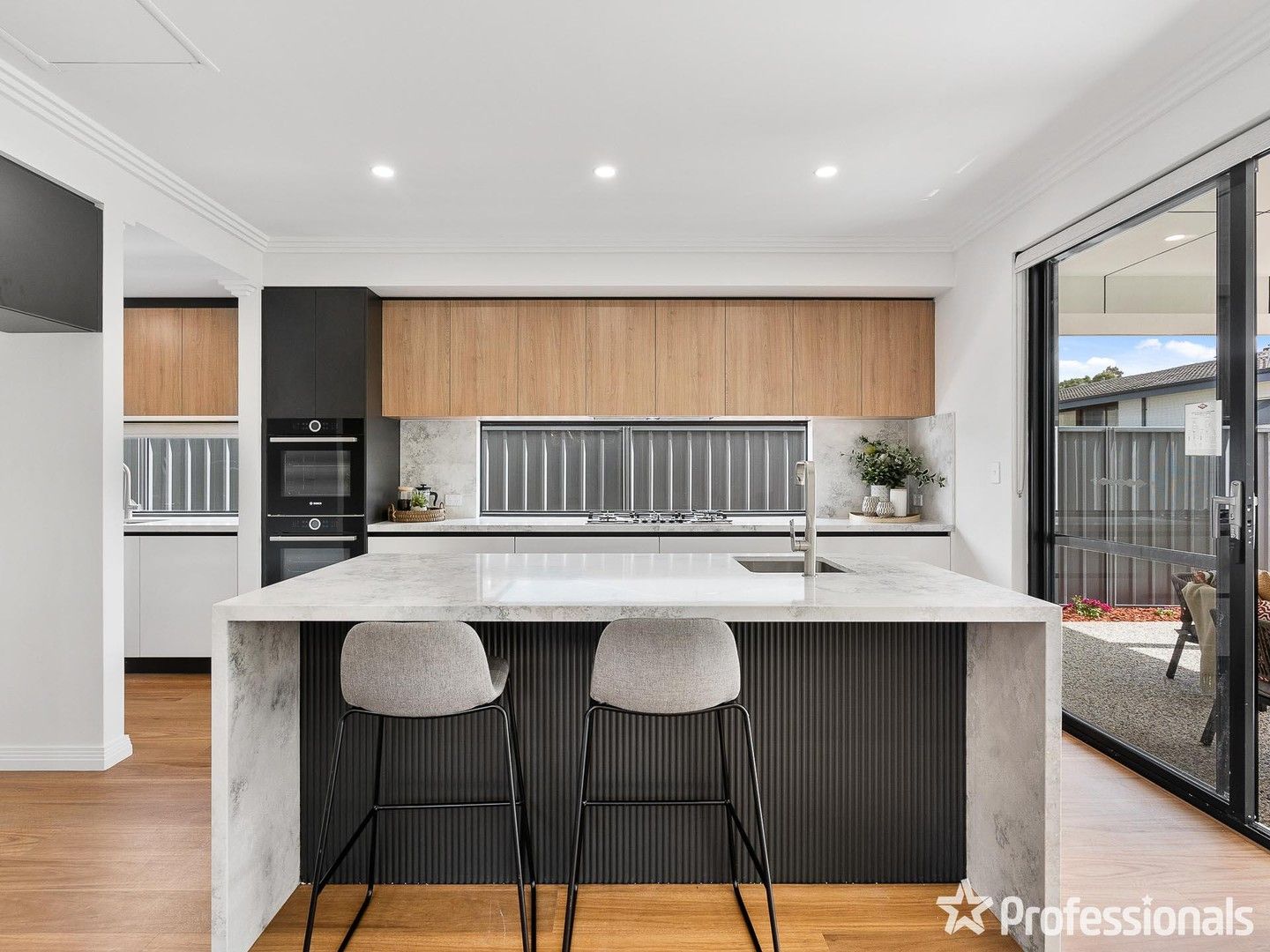 5 bedrooms House in 4B Acanthus Road WILLETTON WA, 6155