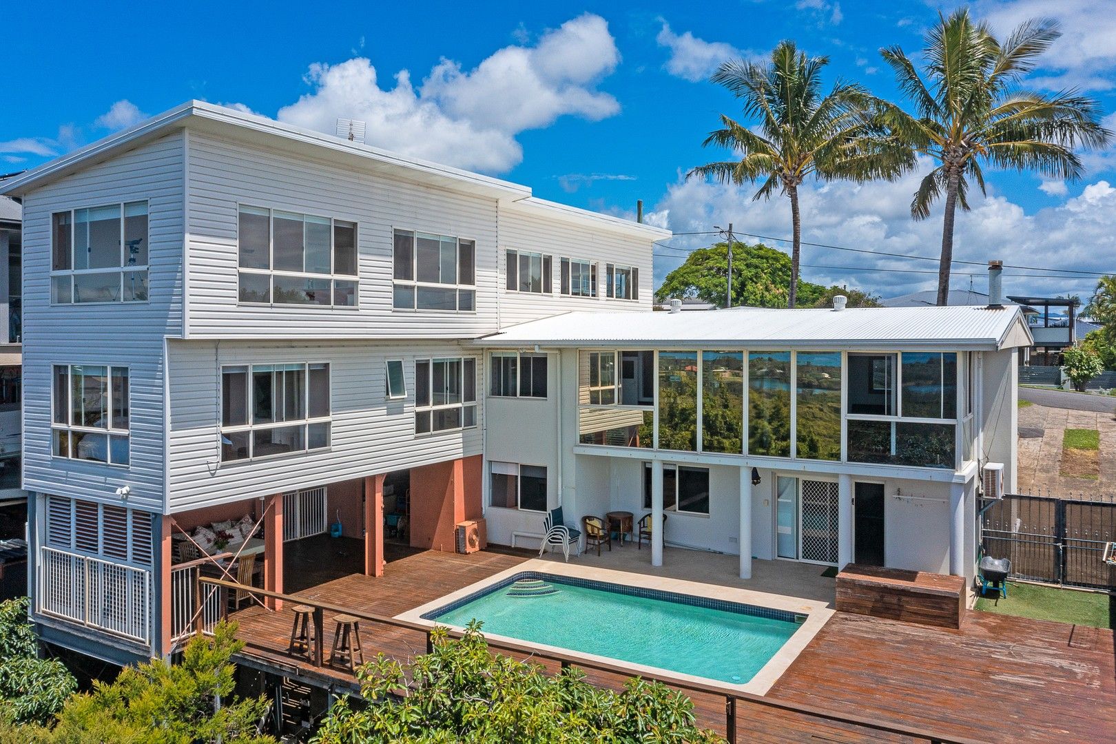 4 bedrooms House in 8 Walter Crescent BANORA POINT NSW, 2486