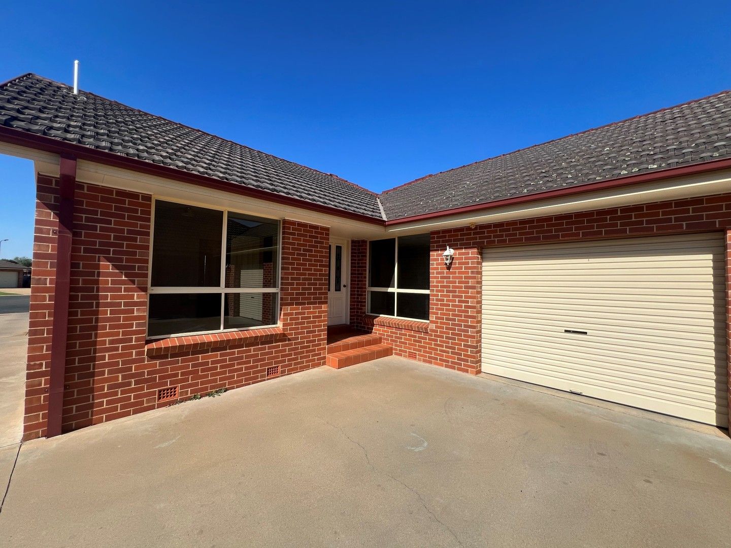 3 bedrooms Townhouse in 12A Robrick Close GRIFFITH NSW, 2680