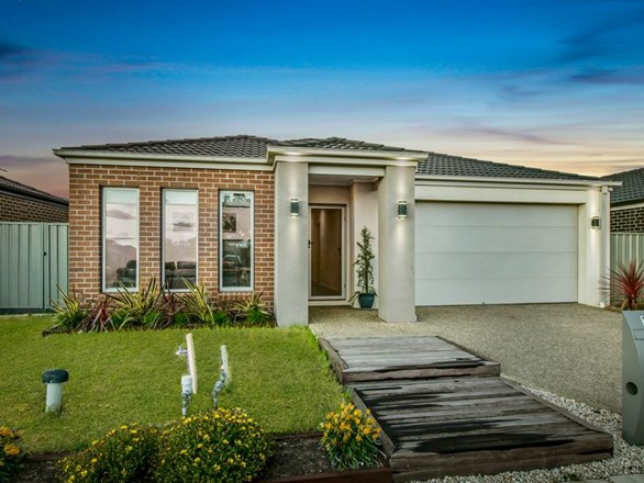 18 Yellow Robin Circuit, Cranbourne East VIC 3977