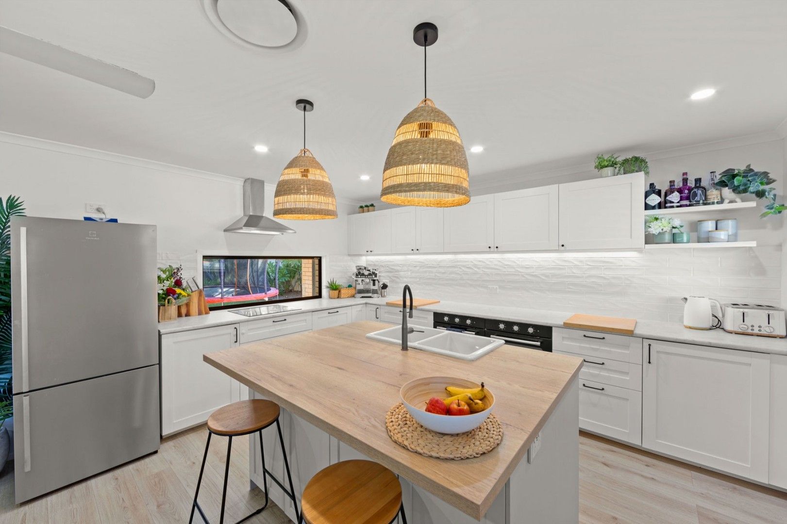 4 bedrooms House in 52 Parkes Drive HELENSVALE QLD, 4212