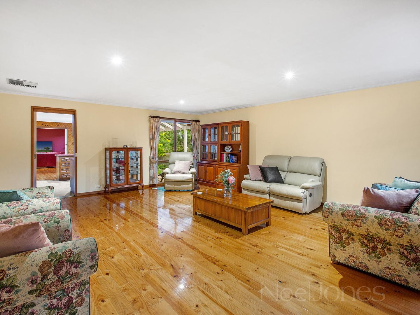 2 Helston Court, Croydon Hills VIC 3136, Image 2