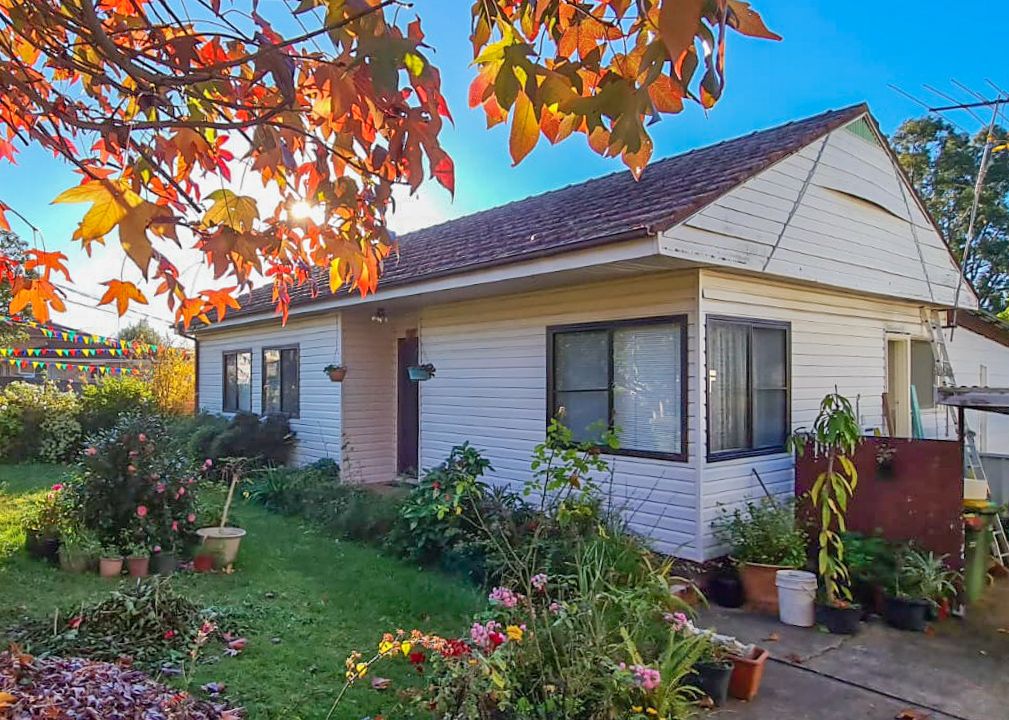 33 Burrabogee Rd, Pendle Hill NSW 2145 House For Rent 480 Domain