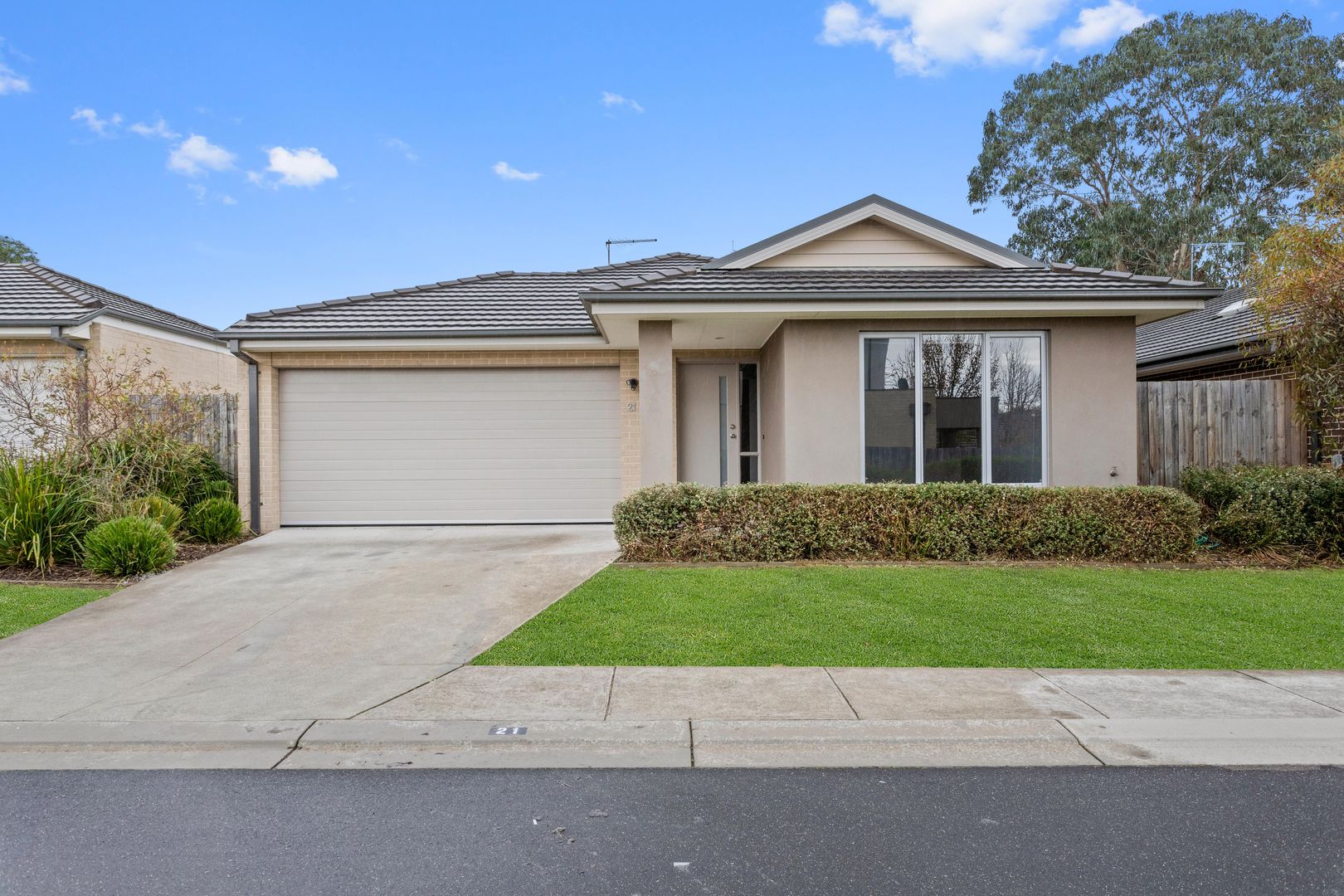 3 bedrooms House in 21 Norfolk Pine Circuit SOMERVILLE VIC, 3912