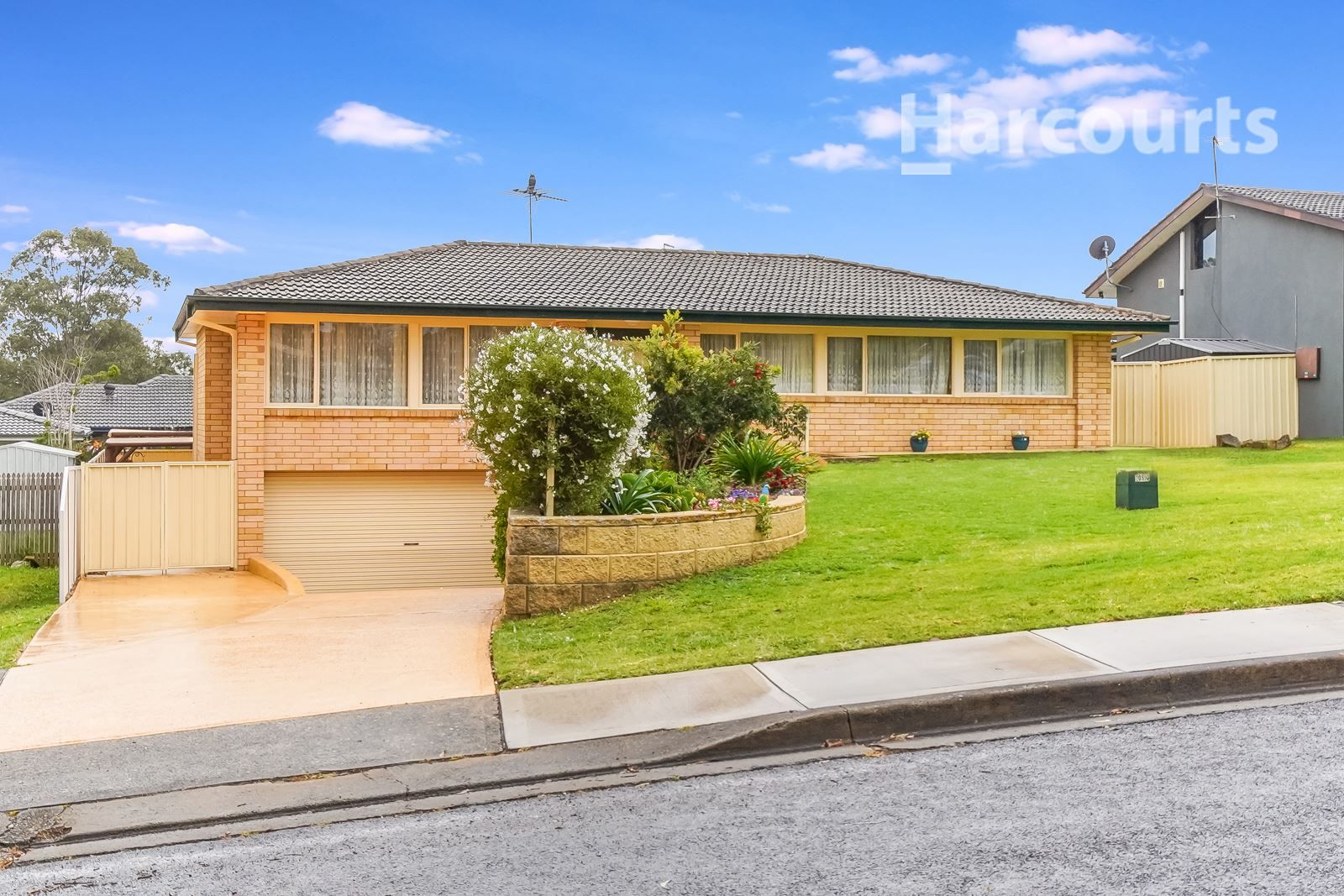 4 bedrooms House in 8 Omaru Crescent BRADBURY NSW, 2560