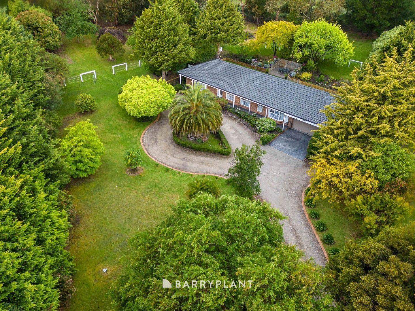 5 bedrooms House in 21 Gymkhana Court ENDEAVOUR HILLS VIC, 3802