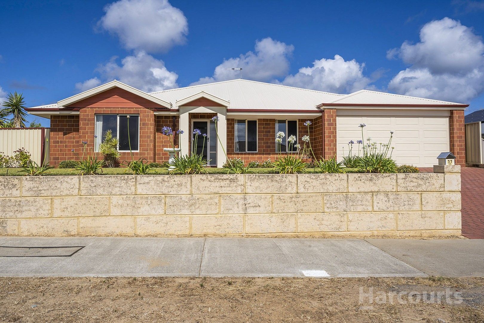 4 bedrooms House in 37 Narembeen Road DAWESVILLE WA, 6211