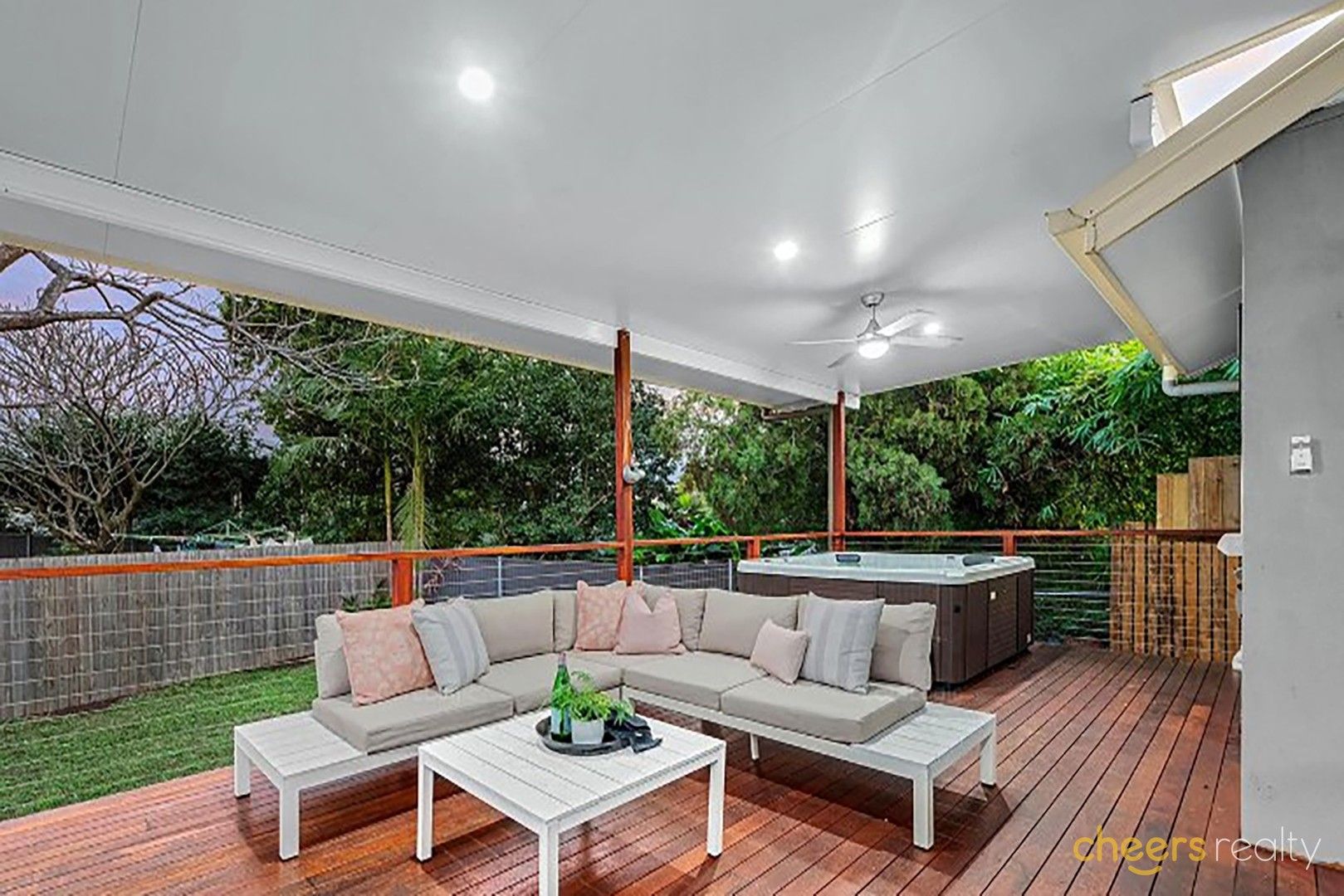 5 bedrooms House in 36 Iveagh Ave HOLLAND PARK WEST QLD, 4121