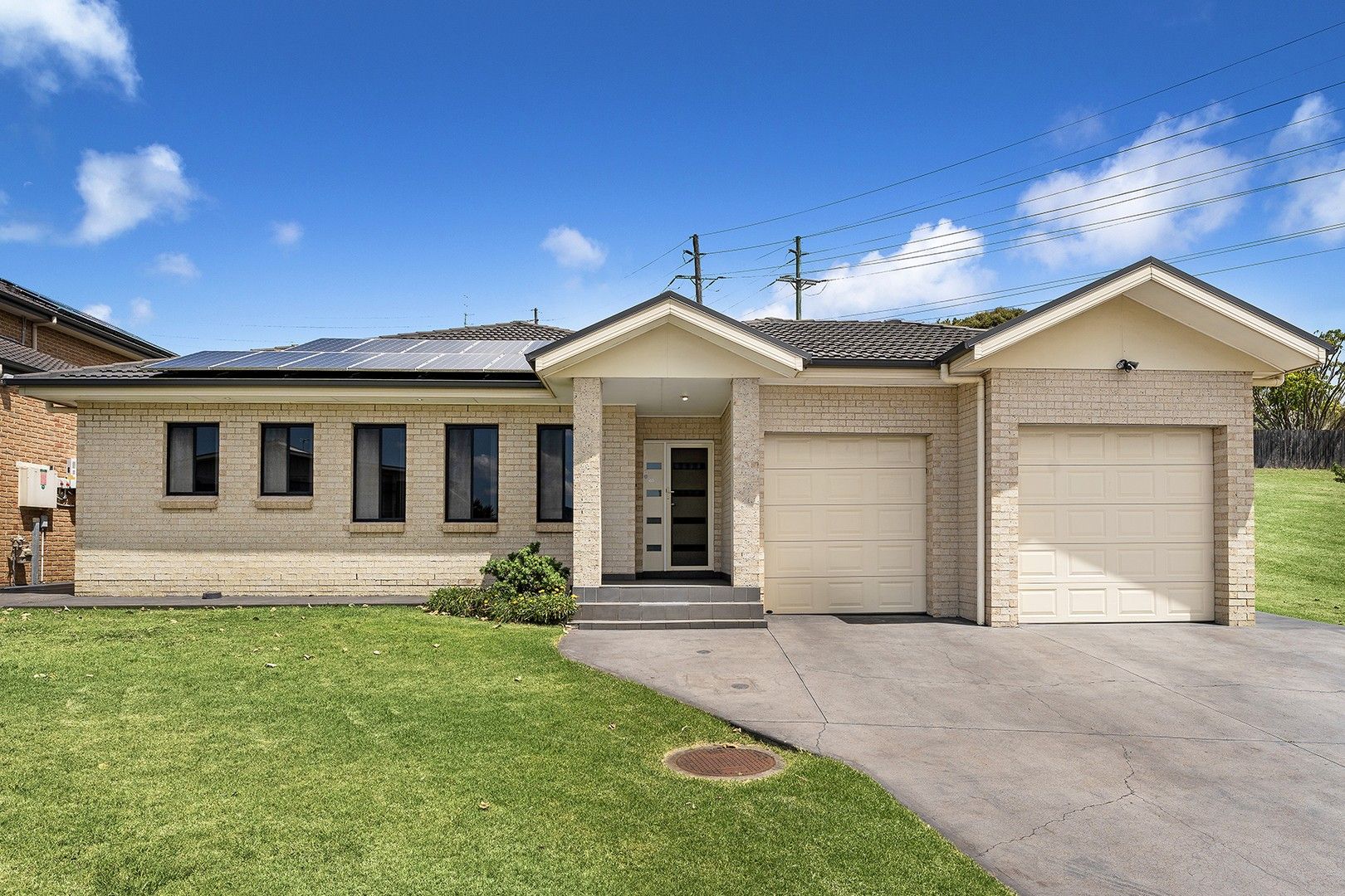 4 bedrooms House in 63 Whimbrel Avenue LAKE HEIGHTS NSW, 2502