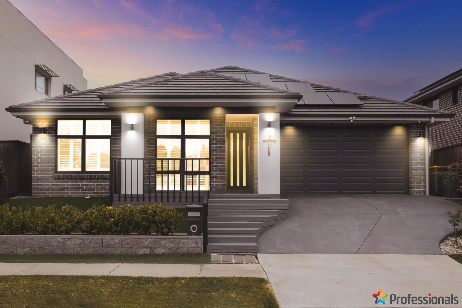 4 bedrooms House in 31 BANFIELD DR ORAN PARK NSW, 2570