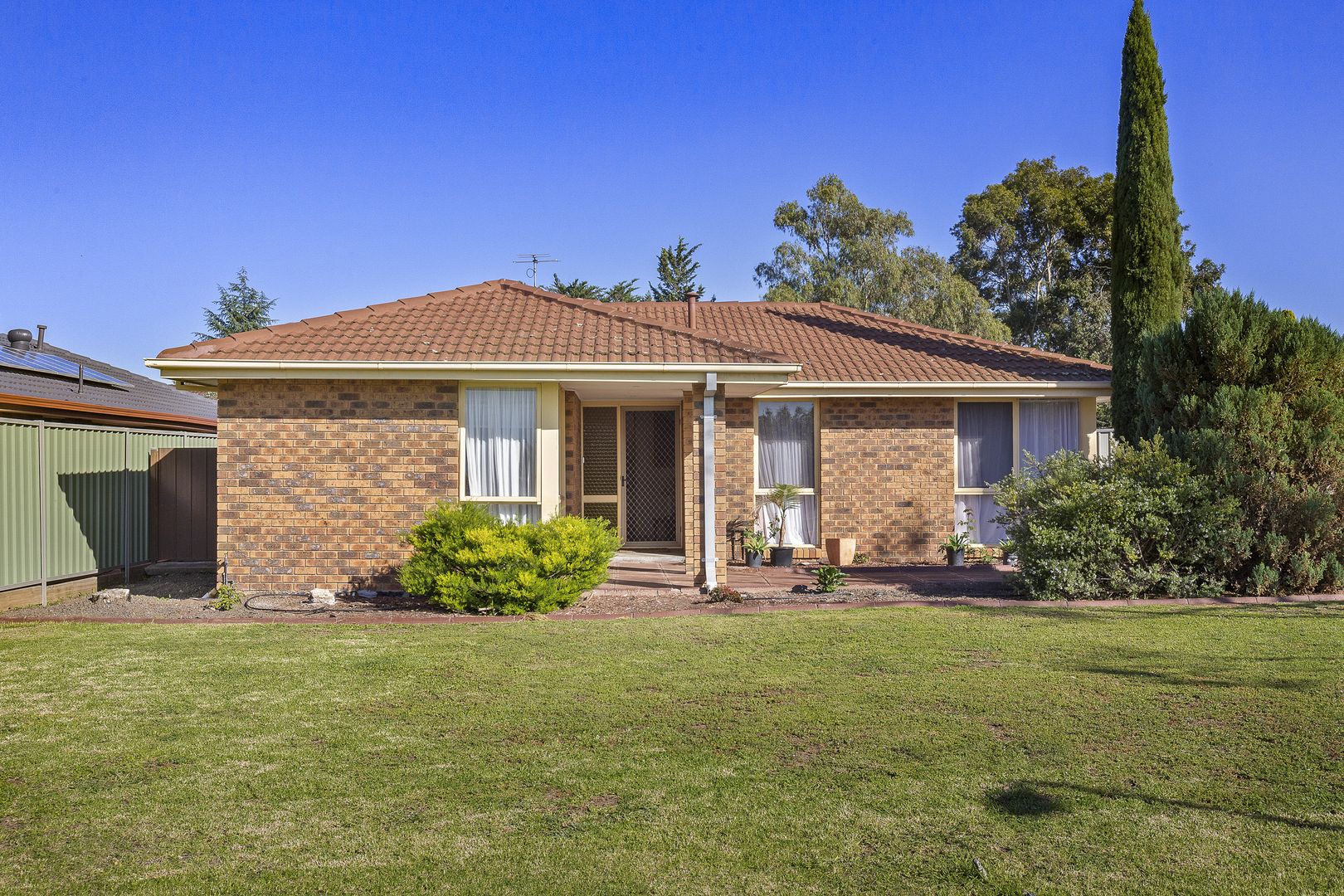 11 Angourie Crescent, Taylors Lakes VIC 3038, Image 2