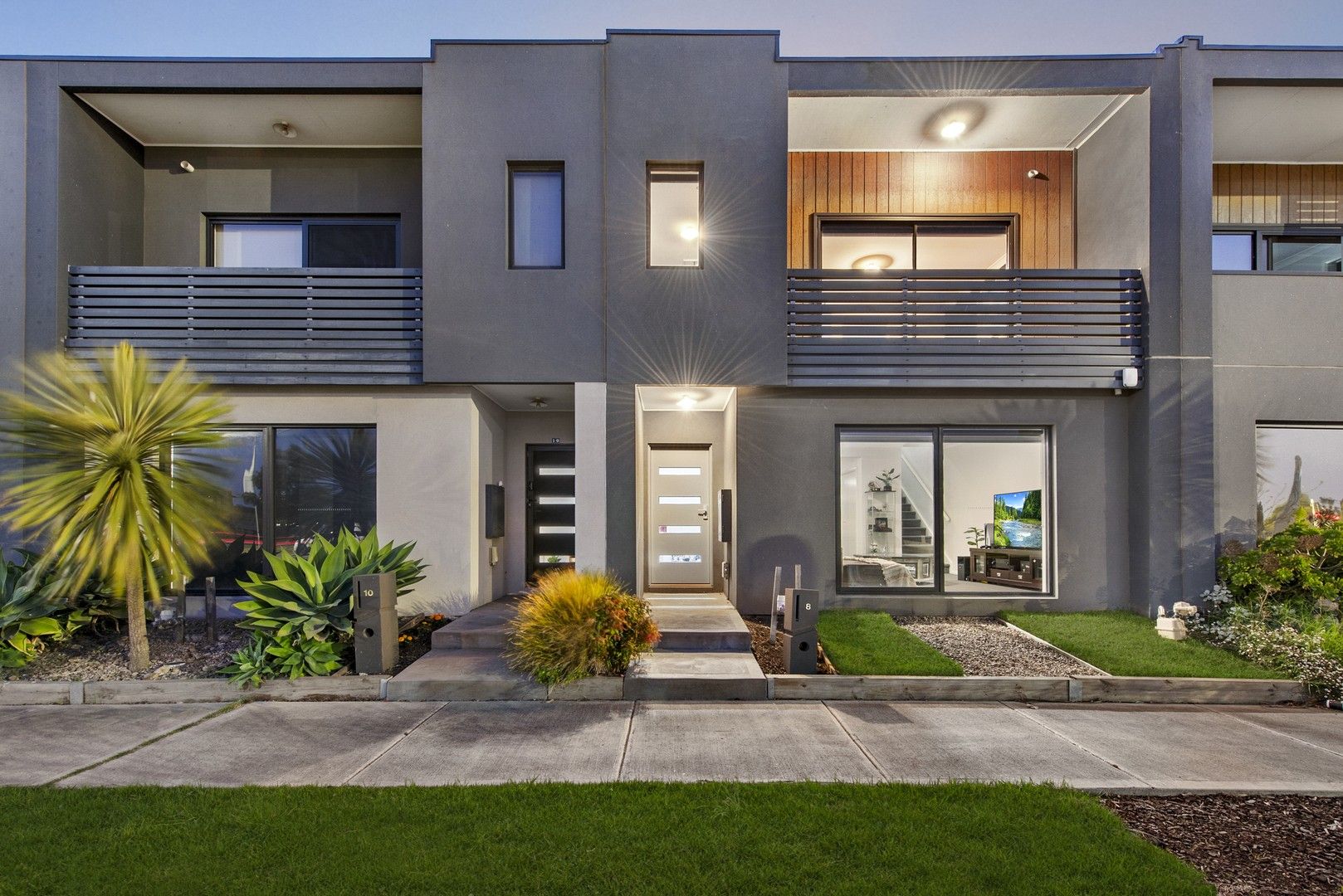 3 bedrooms Townhouse in 8 Treeve Parkway WERRIBEE VIC, 3030