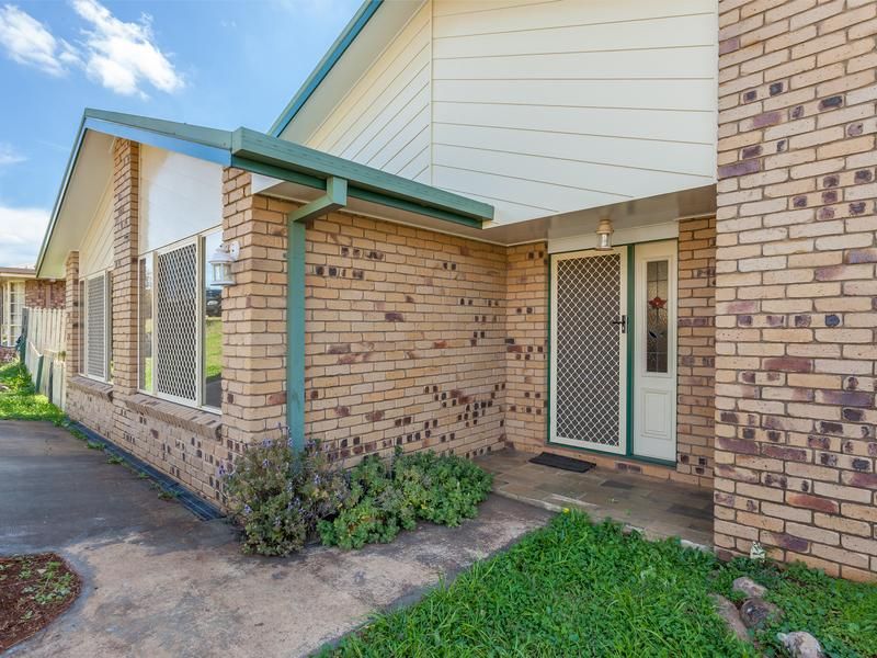 6 bedrooms House in 17 Dalzell Crescent DARLING HEIGHTS QLD, 4350