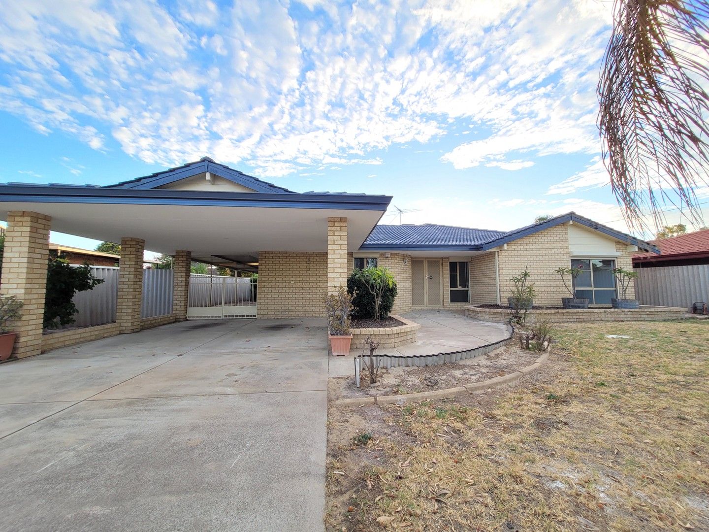 4 bedrooms House in 44 Merley Way PARKWOOD WA, 6147