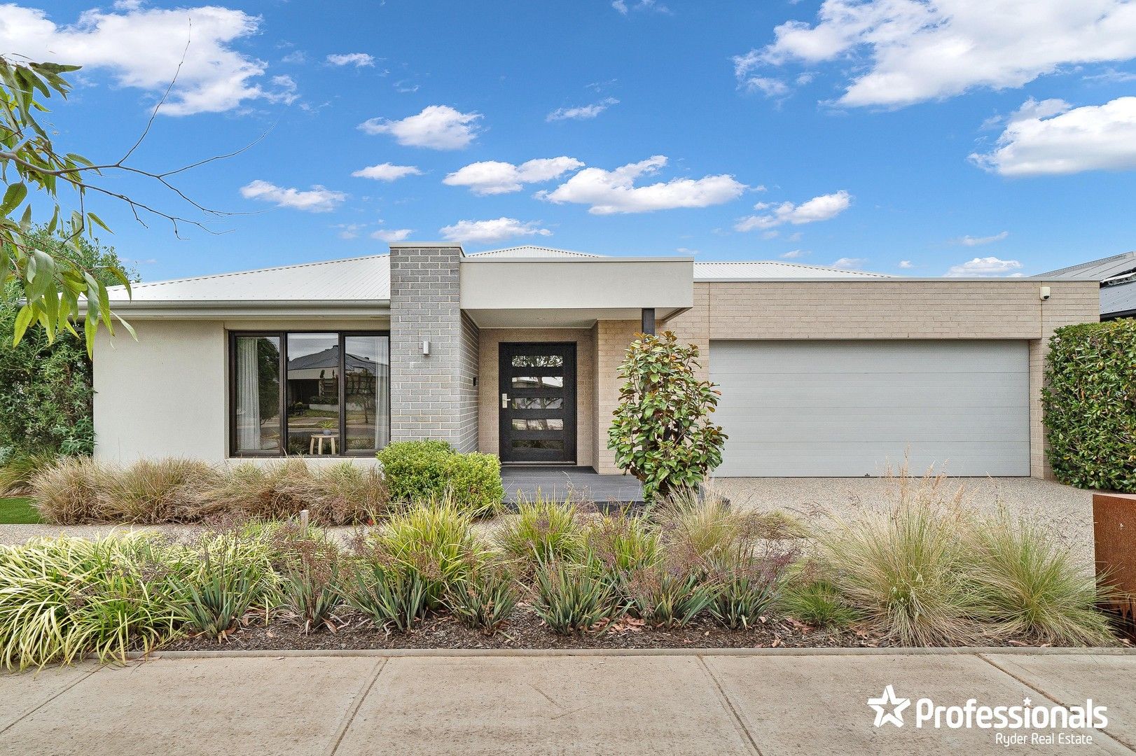 4 bedrooms House in 10 Wiltshire Boulevard THORNHILL PARK VIC, 3335