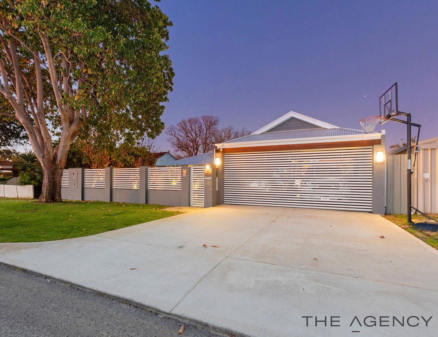 5 bedrooms House in 27 Oriana Street BELMONT WA, 6104