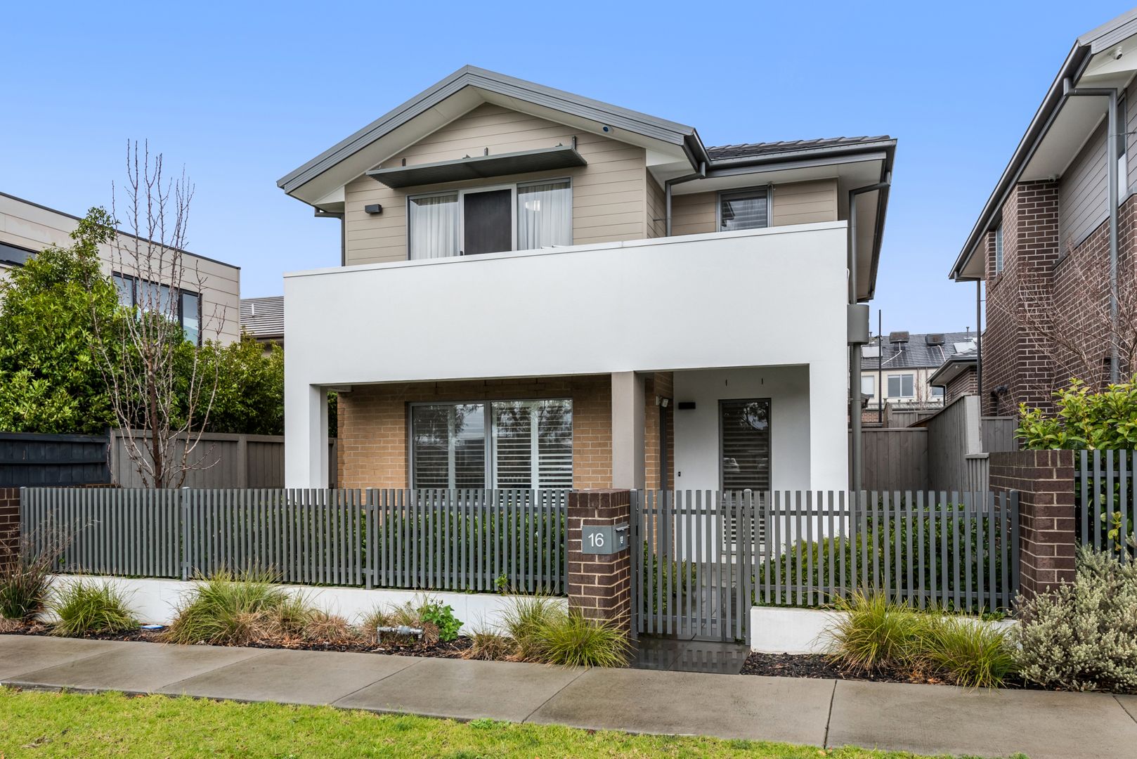 16 Harcrest Boulevard, Wantirna South Property History & Address