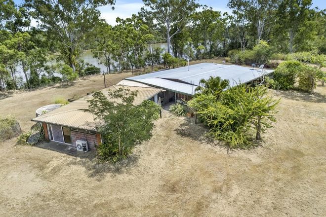 Picture of 52 Eden St W, WALKERS POINT QLD 4650