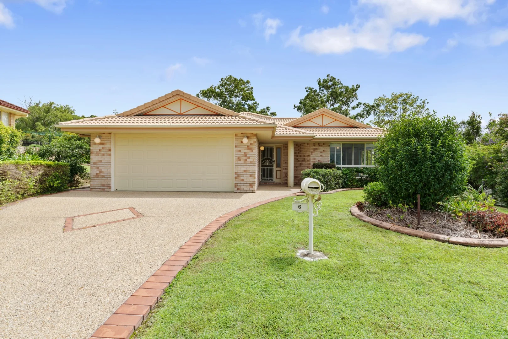 6 Colonial Court, Southside QLD 4570