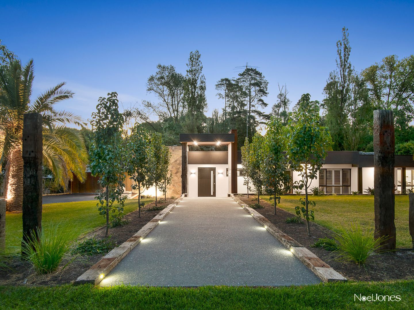 911 Feversham Avenue, Park Orchards Property History & Address