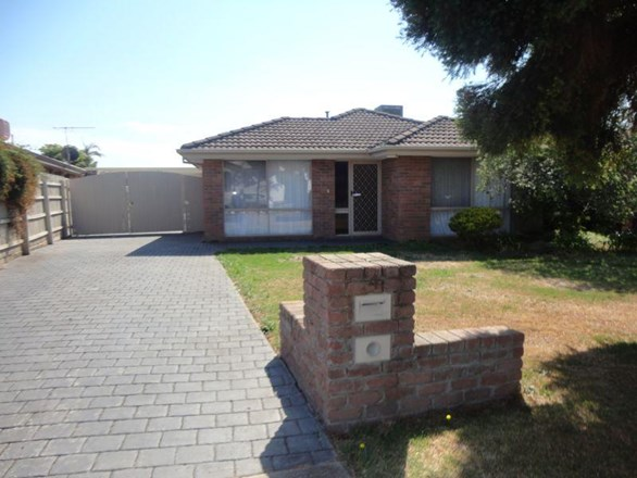 4 Cowes Place, Taylors Lakes VIC 3038