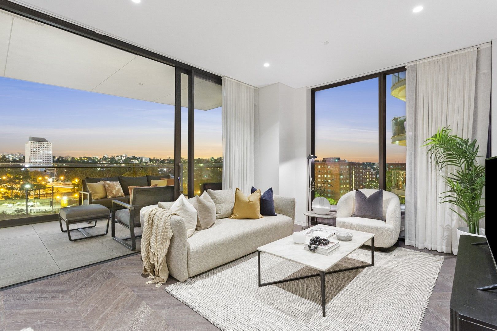 2 bedrooms Apartment / Unit / Flat in 803/61 Lavender Street MILSONS POINT NSW, 2061