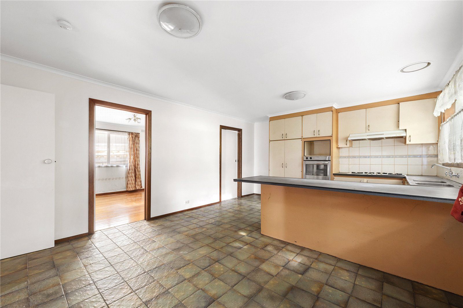 4 bedrooms House in 8 Lindwall Street GLEN WAVERLEY VIC, 3150