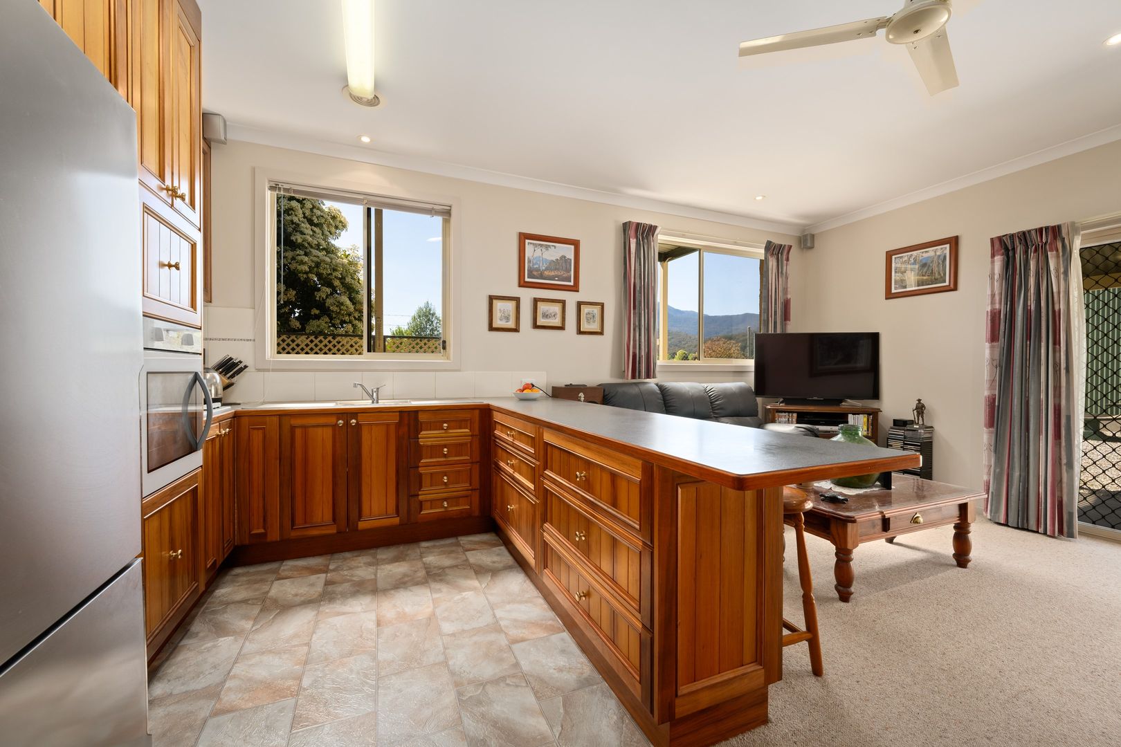 21 Embankment Drive, Mount Beauty VIC 3699, Image 2