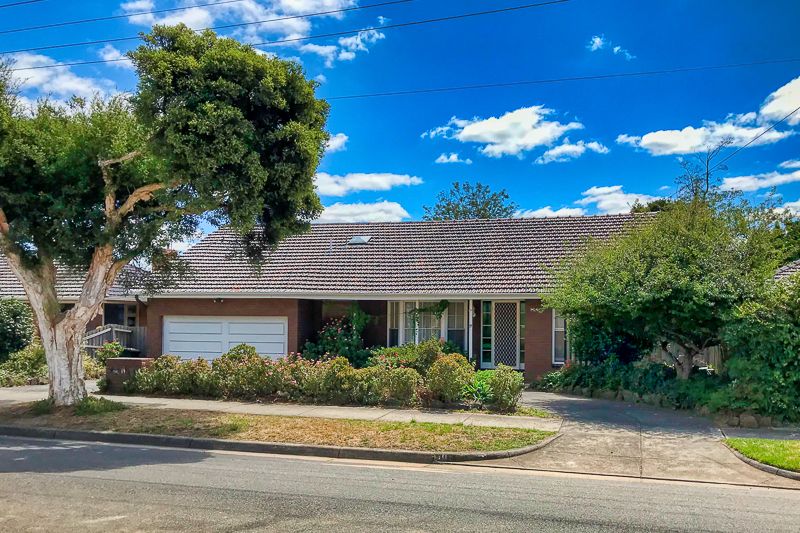 5 bedrooms House in 19 Townsend Street GLEN WAVERLEY VIC, 3150