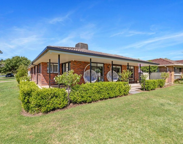 17 Eastlake Drive, Lake Albert NSW 2650