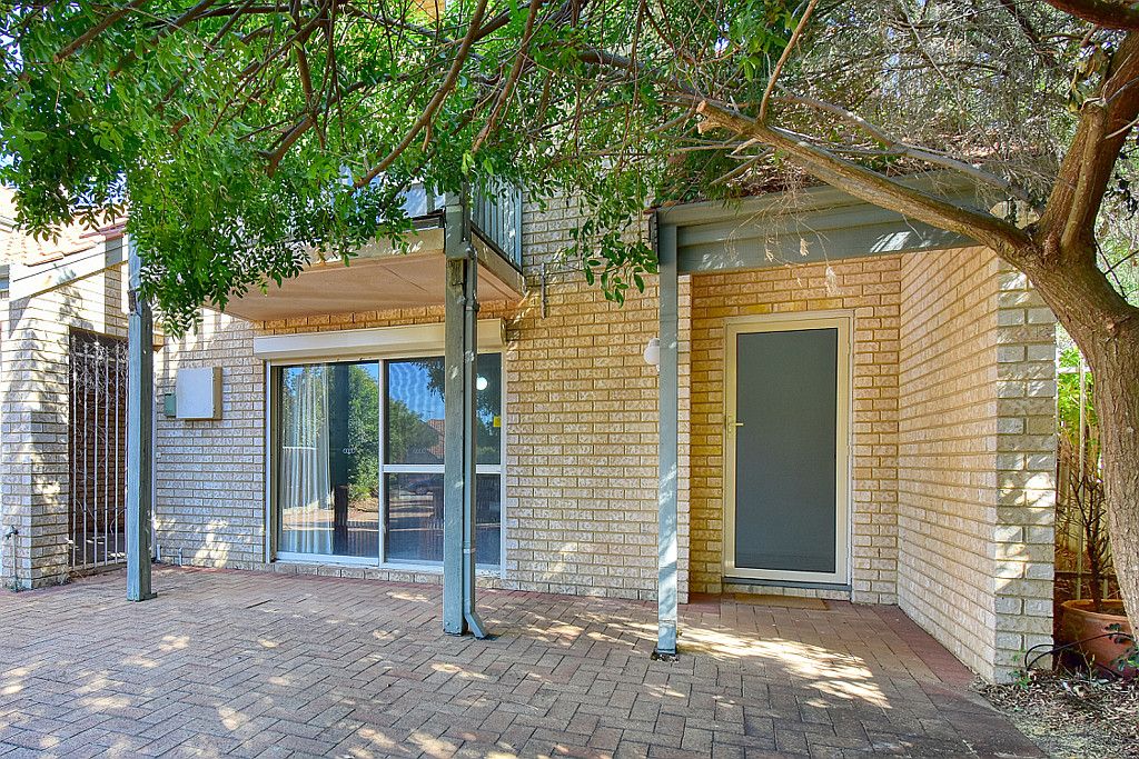 28 Lakefront Circle, The Vines WA 6069, Image 1