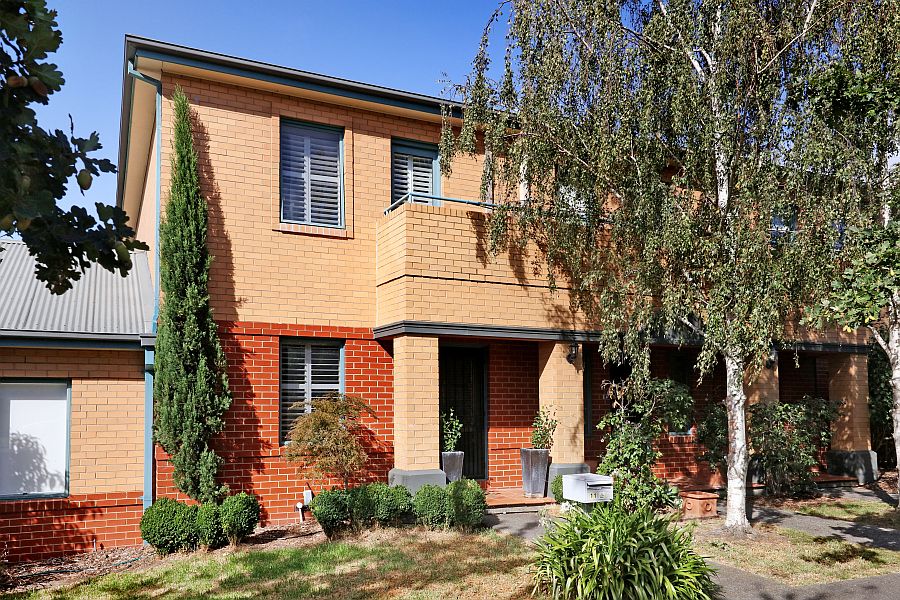 2 bedrooms Townhouse in 11 Vaughan Crescent KEW VIC, 3101