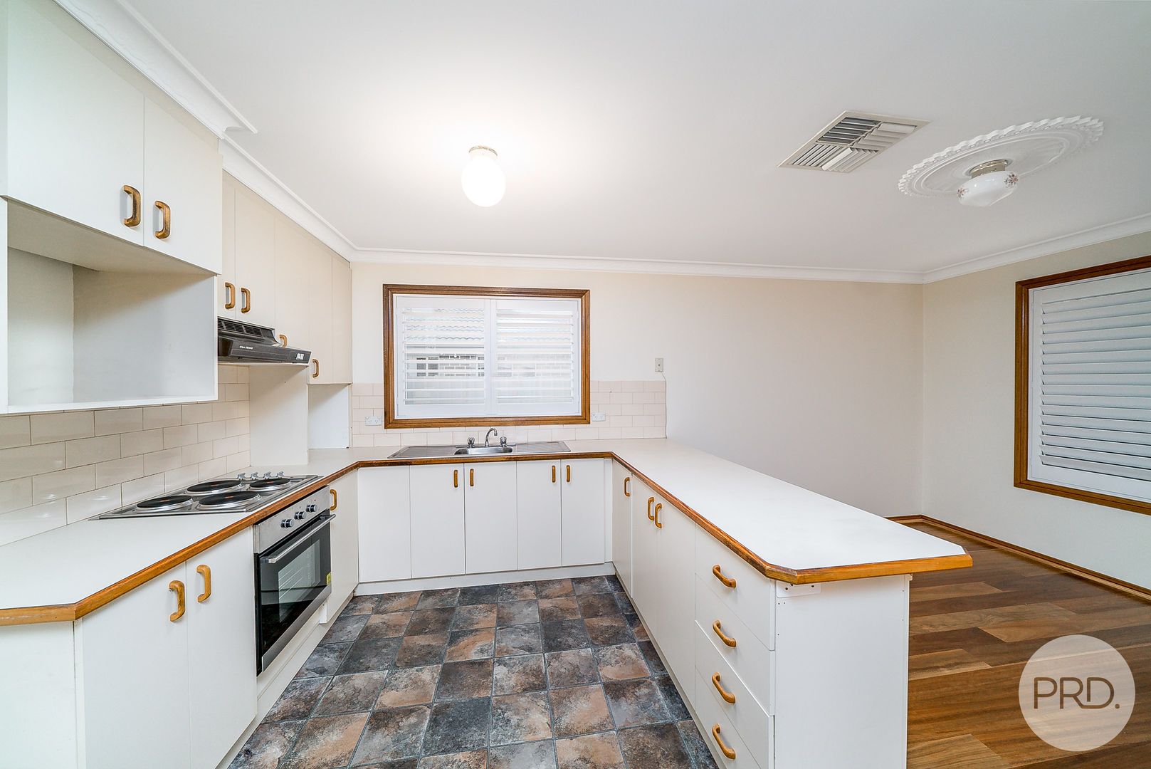 2/15 Roberts Way, Kooringal NSW 2650, Image 1