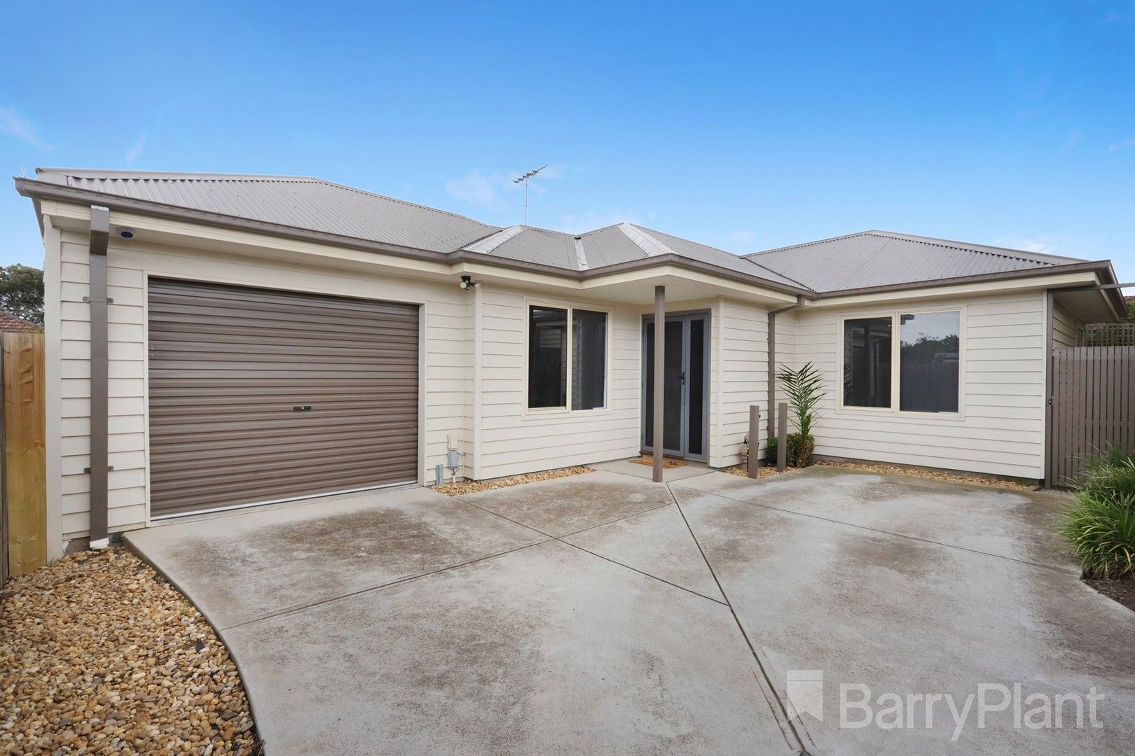 2/7 Laurie Avenue, Sunshine North VIC 3020