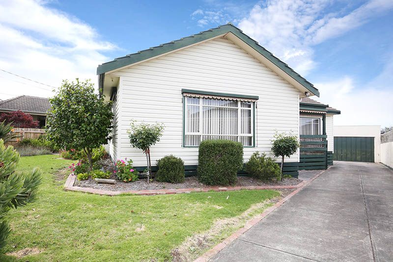 3 bedrooms House in 4 Hamilton Crescent DONCASTER EAST VIC, 3109