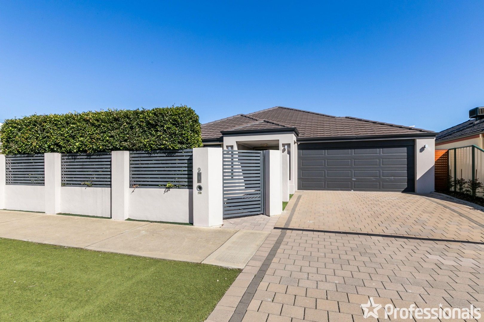 4 bedrooms House in 9 Botany Parade HAMMOND PARK WA, 6164