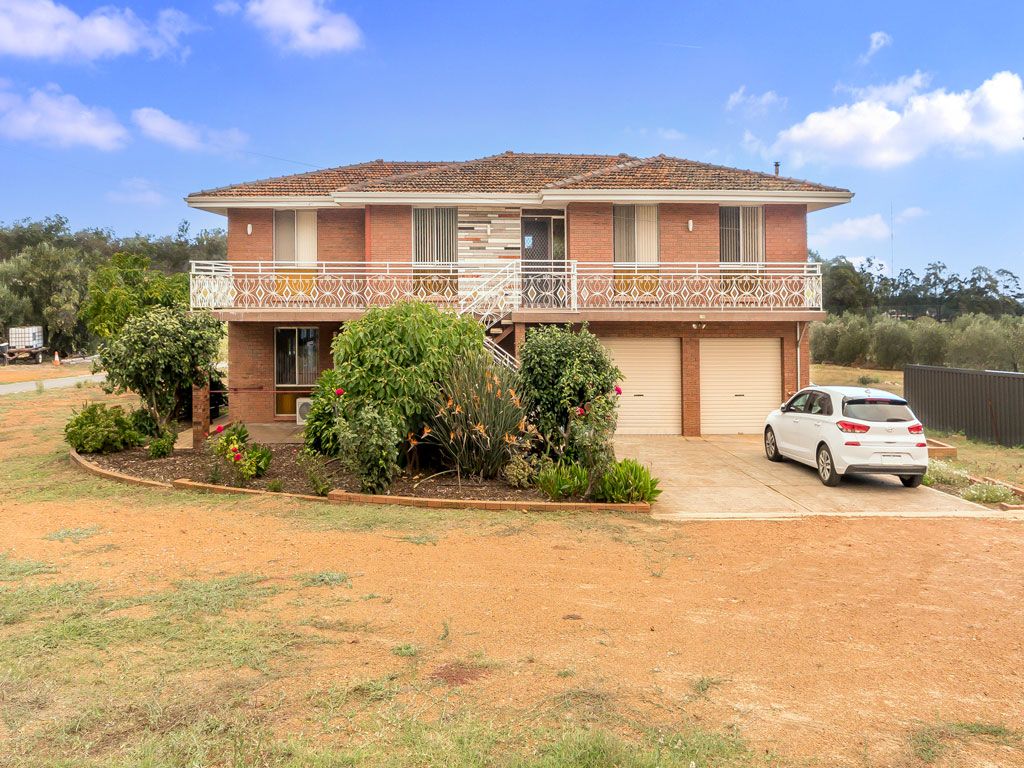 4 bedrooms House in 106 Lawnbrook Road West WALLISTON WA, 6076