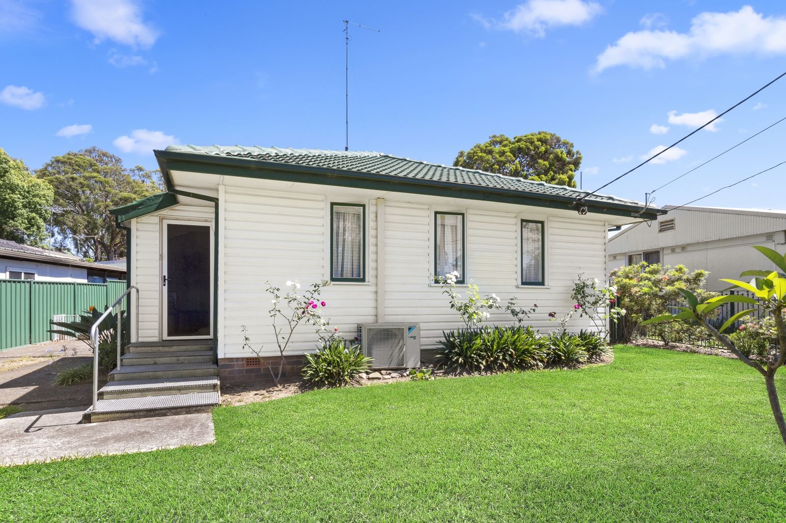 4 bedrooms House in 12 Hatherton Road LETHBRIDGE PARK NSW, 2770