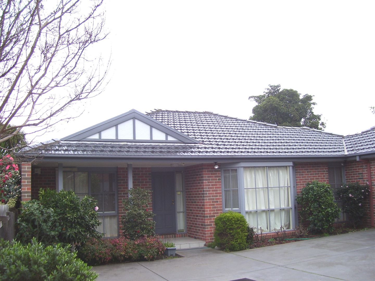 3 bedrooms Apartment / Unit / Flat in 2/13 Herbert Street MOUNT WAVERLEY VIC, 3149