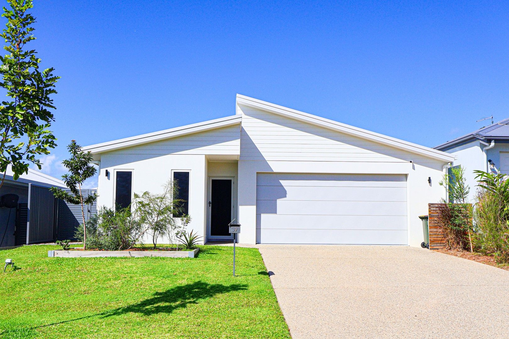 4 bedrooms House in 39 Shipmate Drive TRINITY BEACH QLD, 4879