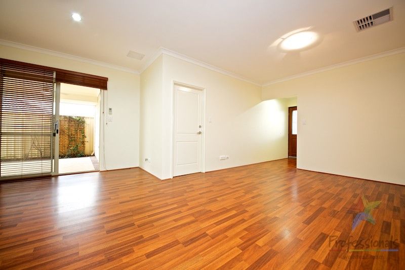 4/3 Paros Lane, Canning Vale WA 6155, Image 2