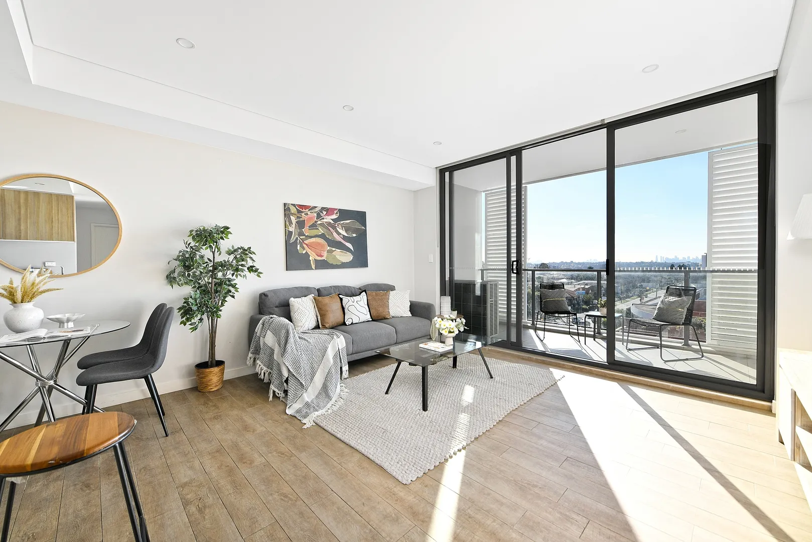 Stylish Fifth-Floor Apartment with Panoramic City Outlook - Widok 4