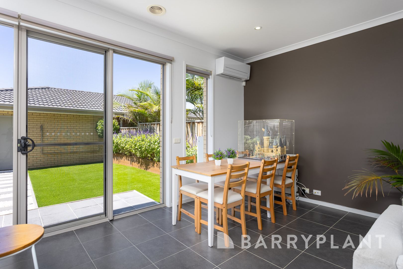 8 Broadbeach Circuit, Sanctuary Lakes VIC 3030, Image 2