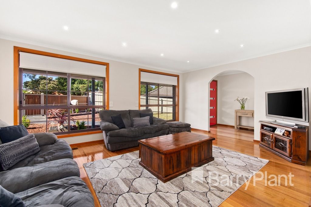 7 Giles Court, Mill Park VIC 3082, Image 2