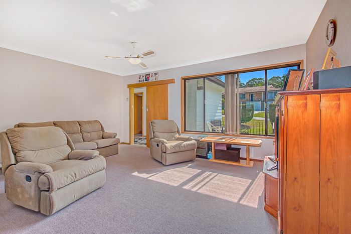 13 Calverton Crescent, Belmont North NSW 2280, Image 2