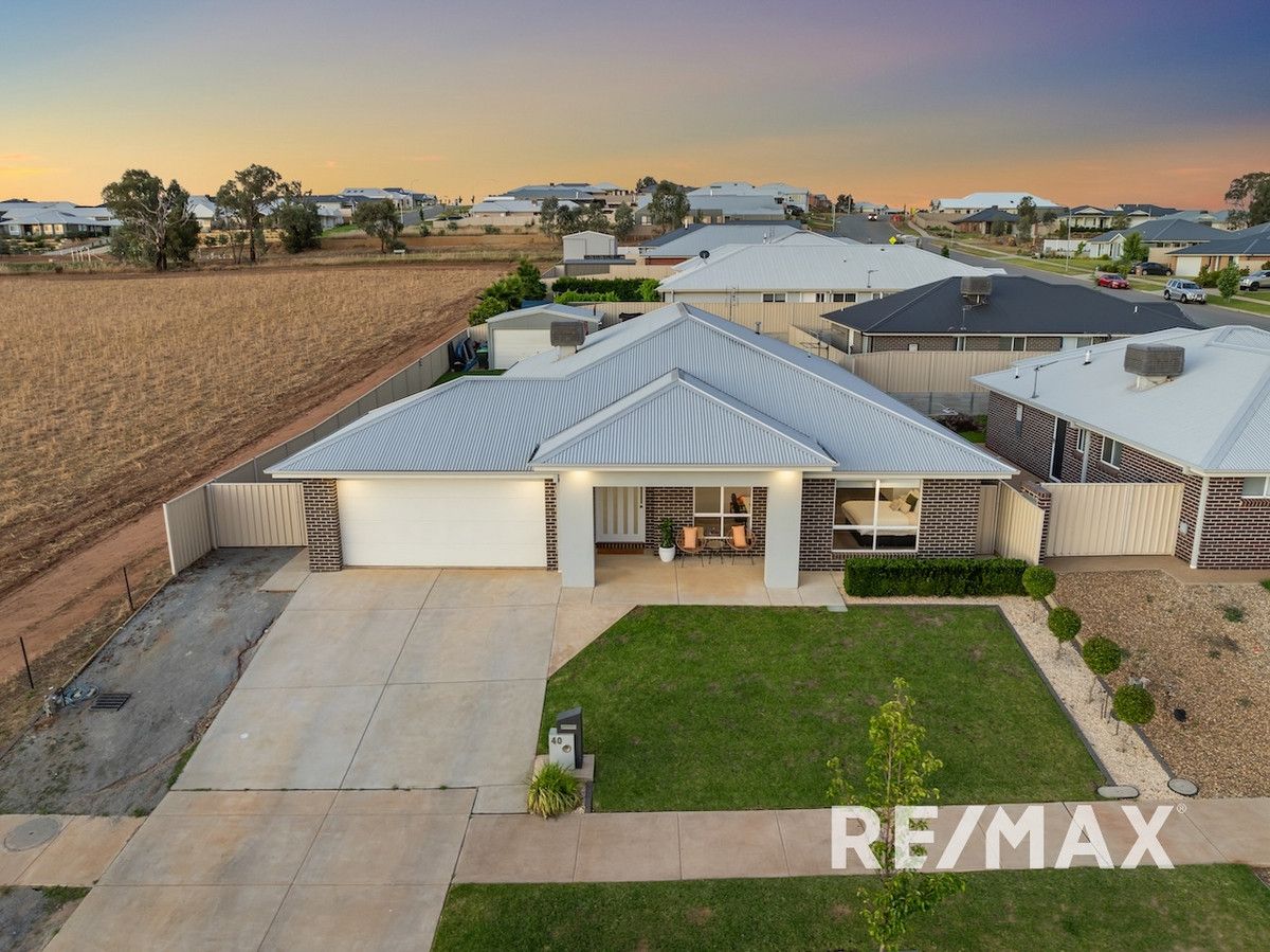 4 bedrooms House in 40 Cootamundra Boulevarde GOBBAGOMBALIN NSW, 2650