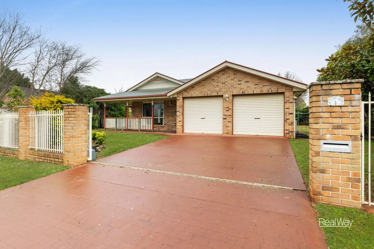 4 Emerald Court, Middle Ridge QLD 4350