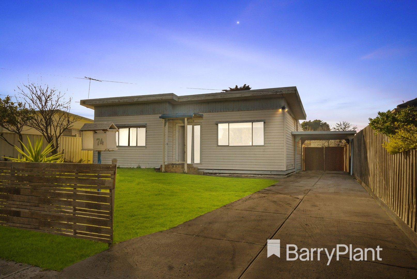 3 bedrooms House in 74 East Esplanade ST ALBANS VIC, 3021