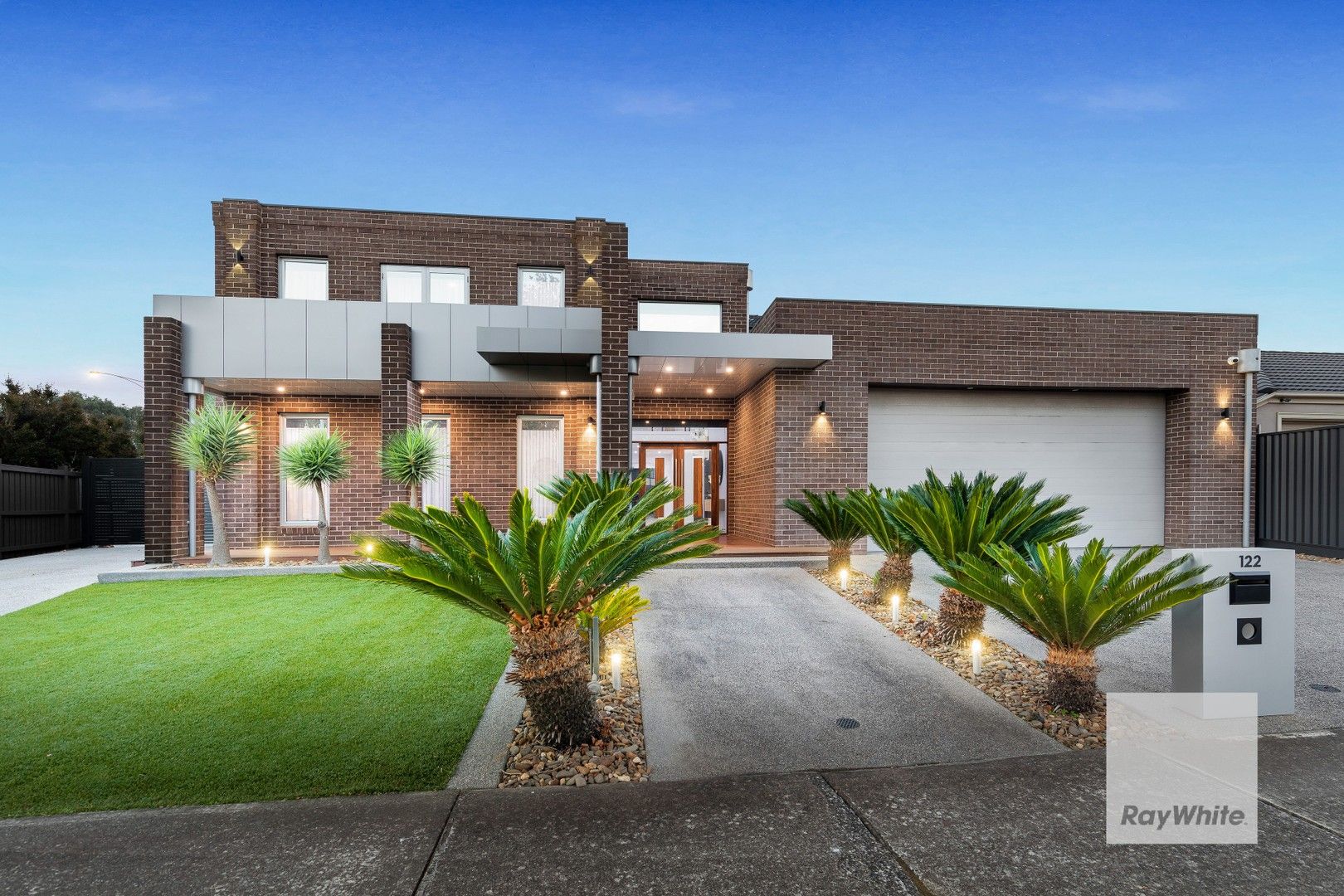 4 bedrooms House in 122 Taylors Hill Boulevard TAYLORS HILL VIC, 3037