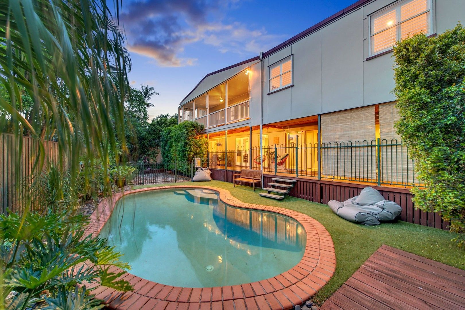 7 bedrooms House in 29 Galsworthy Street HOLLAND PARK WEST QLD, 4121